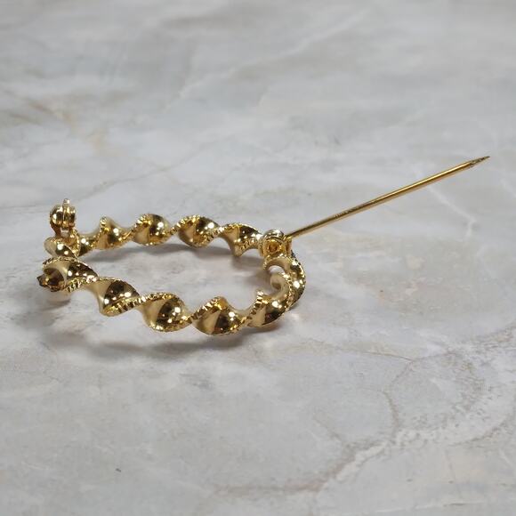 Beautiful Twisted Gold Tone Circle Brooch w/ Faux Opal Pearl Accent Vtg 90s Y2k - Picture 7 of 8